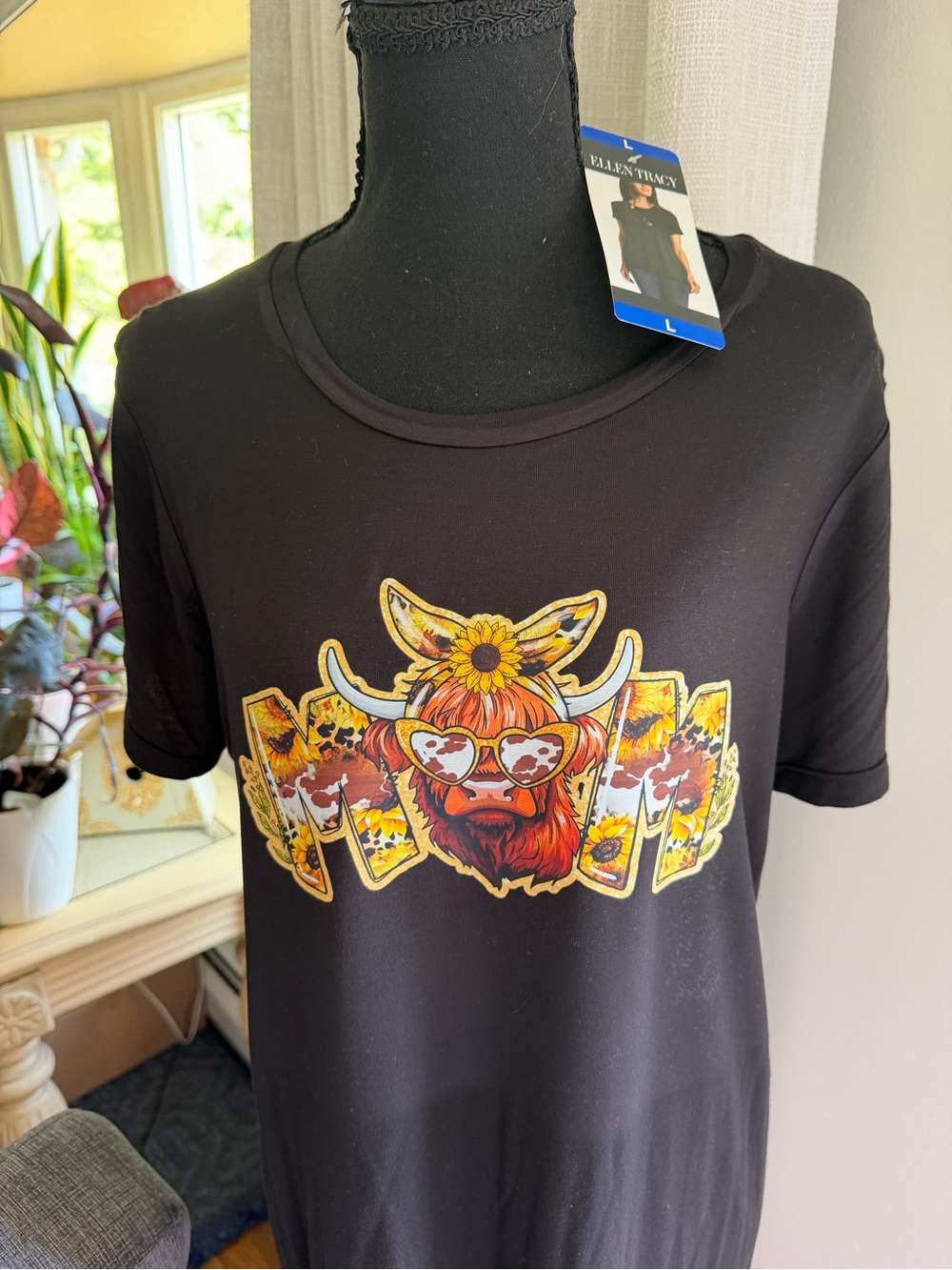 Black Tee MADE WITH ❤️ Mom Highland Cow
